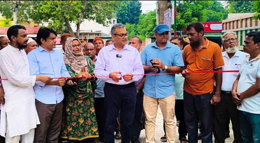 চাঁপাইনবাবগঞ্জে শিশু পরিবার ও এনএসআই অফিসের সামনে নতুন রাস্তার উদ্বোধন